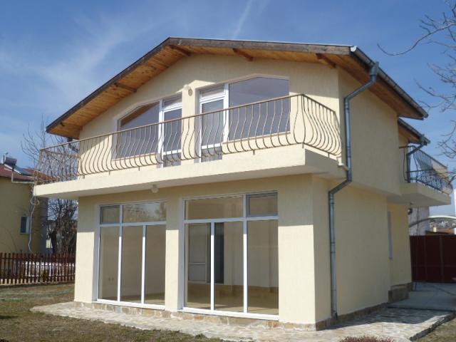 Солнечный двухэтажный домик на продажу, Поморие, Болгария